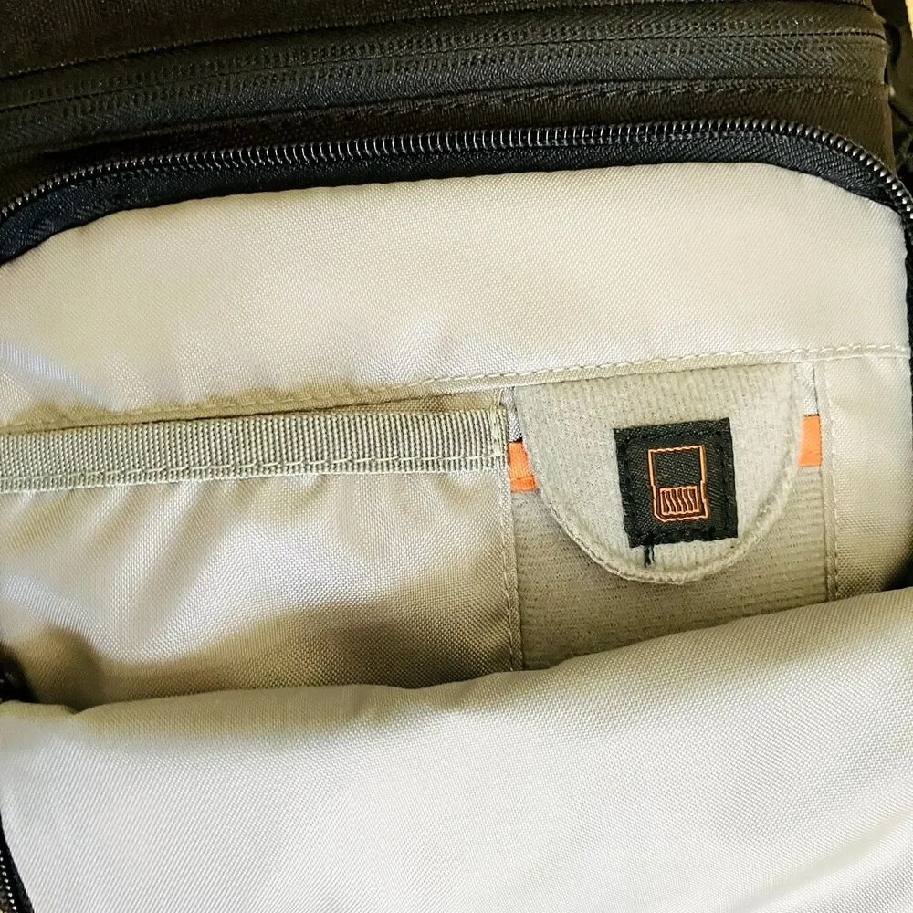 Lowepro Camera Case Adventura 140 Ripstop Small 8 x 8 in Black Padded Strap